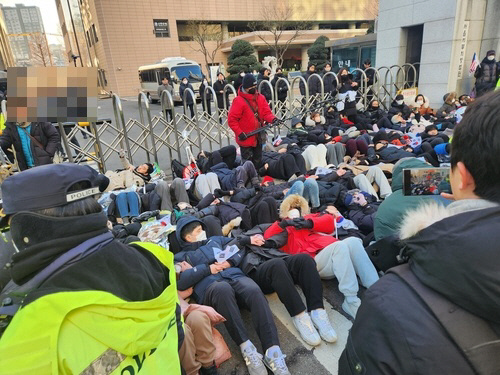 경찰, 尹구속심사 서부지법 막아선 지지자들 강제해산.<연합뉴스>